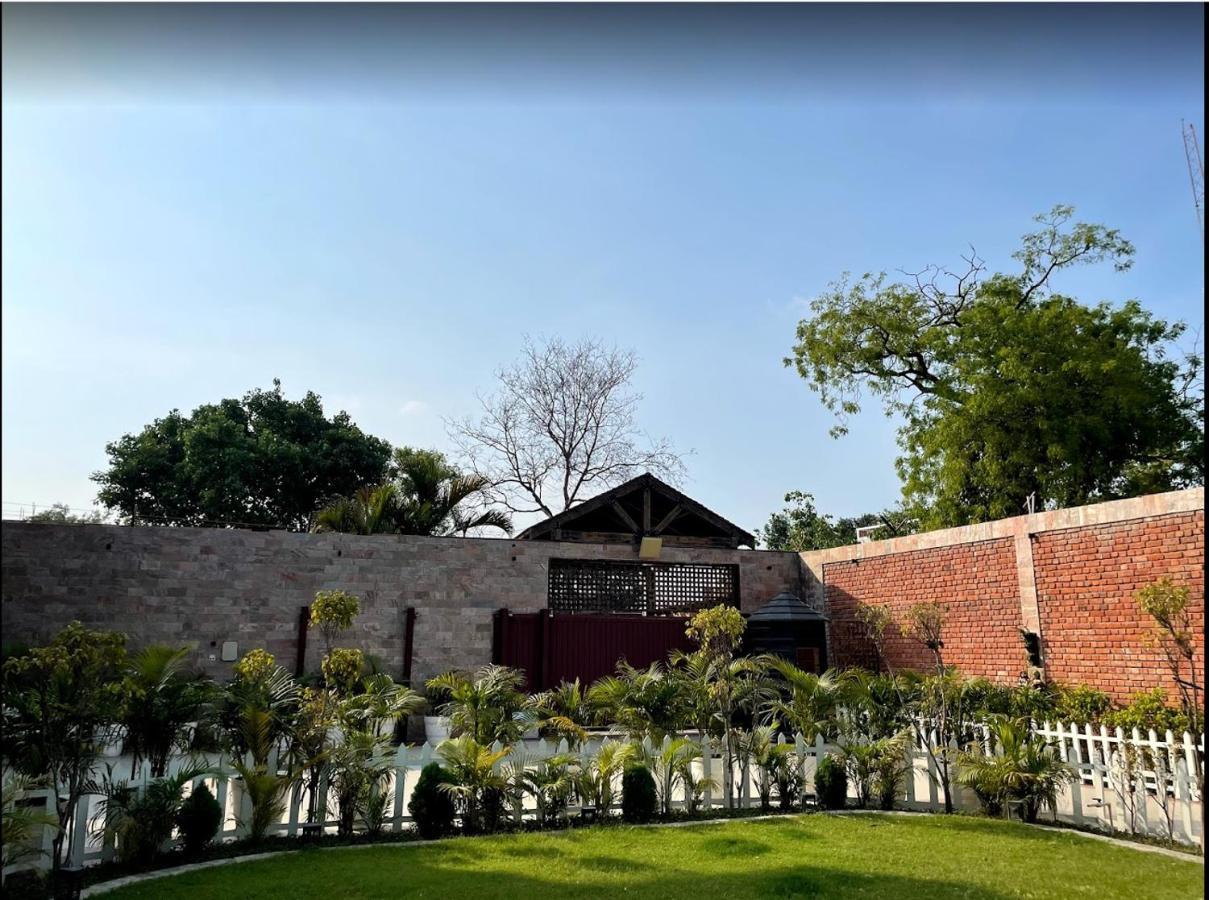 Yashmay Villa Club & Resort Gonda Bagian luar foto