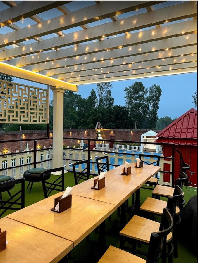 Yashmay Villa Club & Resort Gonda Bagian luar foto