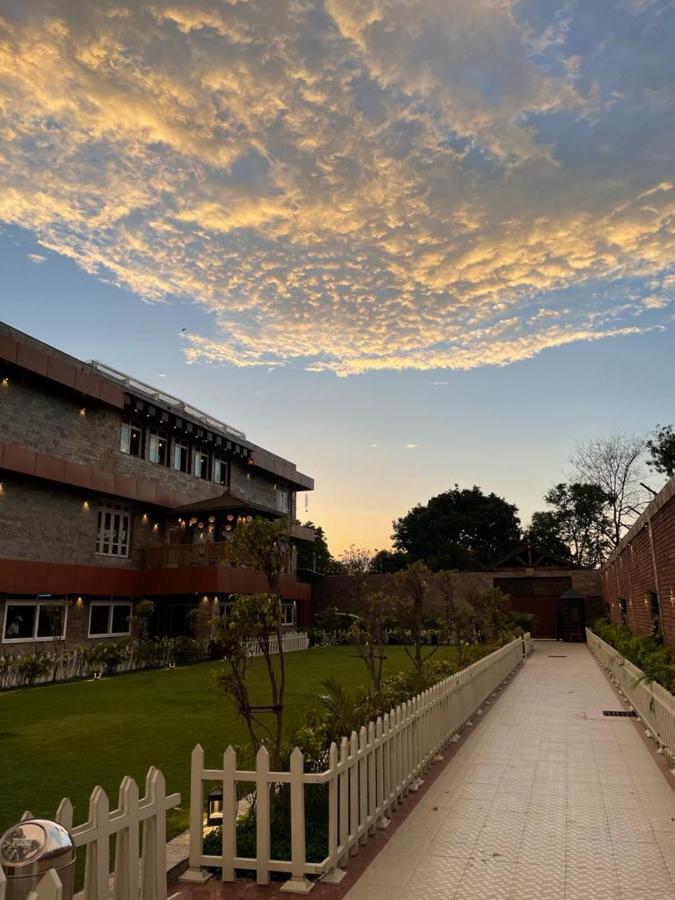 Yashmay Villa Club & Resort Gonda Bagian luar foto