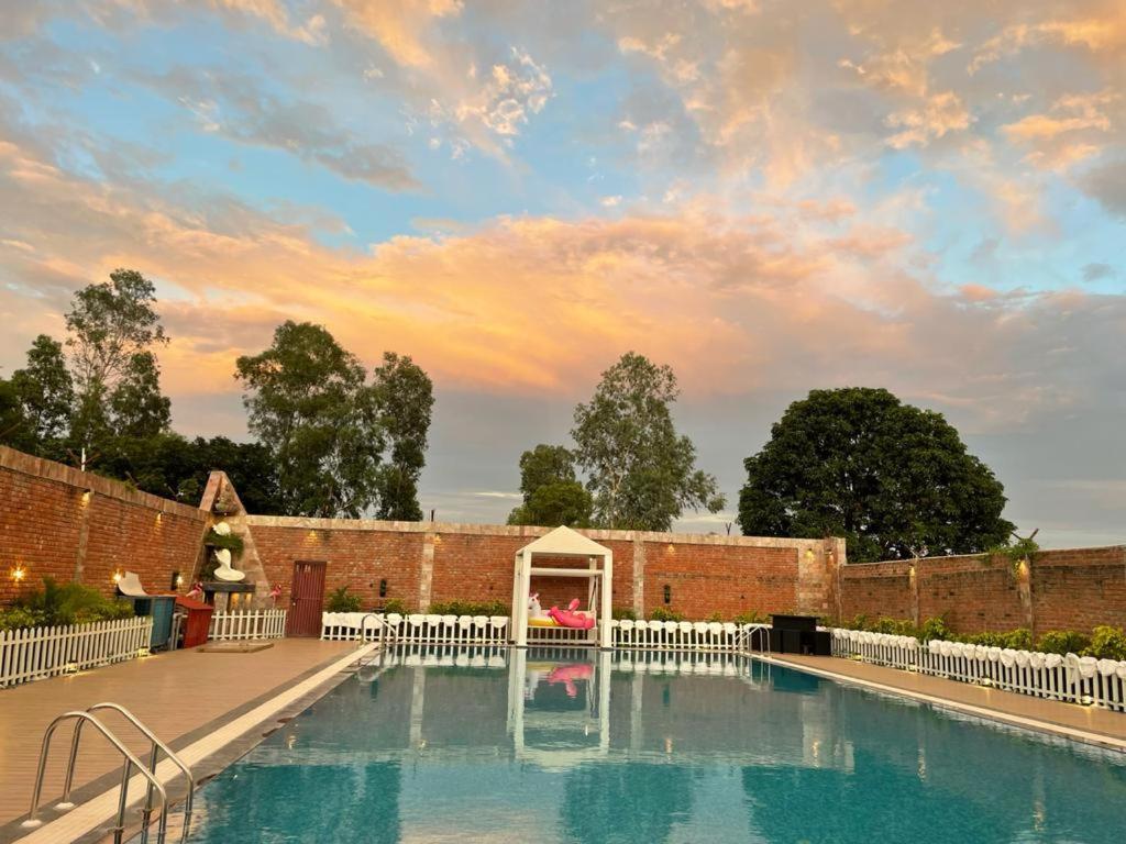Yashmay Villa Club & Resort Gonda Bagian luar foto