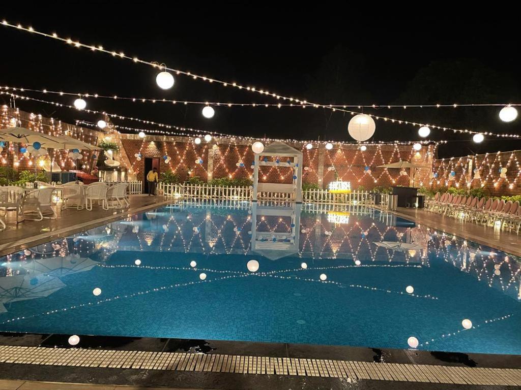 Yashmay Villa Club & Resort Gonda Bagian luar foto