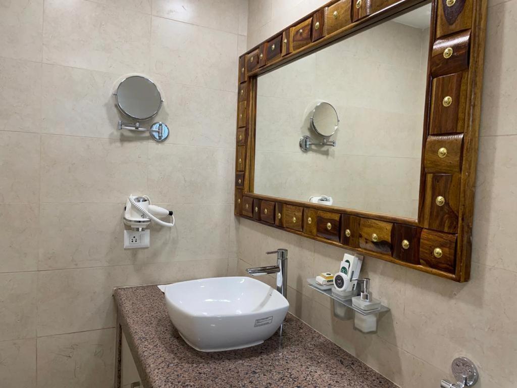 Yashmay Villa Club & Resort Gonda Bagian luar foto