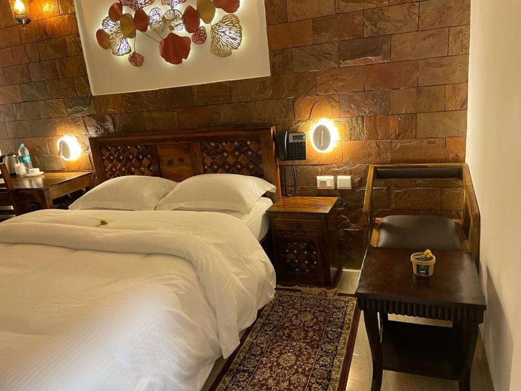 Yashmay Villa Club & Resort Gonda Bagian luar foto